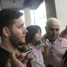  Francisco Silva junto a su familia. El Vikingo llegó este jueves al Registro Civil para convertirse en ecuatoriano. 