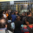  La noche del pasado viernes, durante el operativo, se impidió el paso de quienes querían ingresar al edificio. Algunos agentes bloquearon el acceso y cerraron las puertas. 