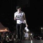  El brasier cayó en el piso y Yatra bajó de la tarima a recogerlo.  