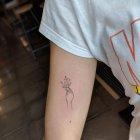  Un diseño simple, como las flores en tonos completamente negros, juega con las personalidades tranquilas, apacibles. 