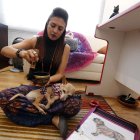  Johanna Valladares realiza la terapia a un perrito necesitado. 