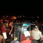  Policías tratan de dispersar a las personas.  