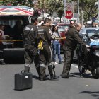  Policías realizan las investigaciones en el lugar del incidente. 