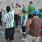  Agentes de policía trataban de controlar la situación con los hinchas.  