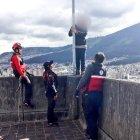  Las personas que veían también gritaban para que cambiara de decisión. Sin embargo, parecía que no cedería, por lo que los socorristas tuvieron que sujetarlo. 