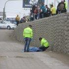  Los agentes policiales presumen que Joaquín, al parecer, había ingerido alcohol y cuando caminaba al filo del muro pasó un vehículo a exceso de velocidad y el vien 