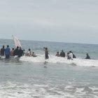  Con una gruesa soga y dos lanchas, remolcaron la ballena hacia las olas para retornarla hacia aguas más profundas. 