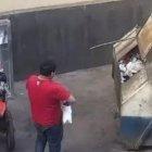  Una cámara de seguridad captó el momento en el que el hombre arrojó a la bebé a un contenedor de desechos. 