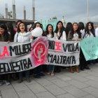  Compañeros y familiares se acercaron con pancartas para conocer la sentencia.  