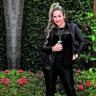  Es amante del color negro. Este look lo utiliza para salir con amigos.  