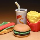  Un estudio realizado en julio de 2018 afirmó que en cada plato de comida podría haber hasta 100 fibras de plástico. 