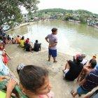  Quienes se divertían en esta poza en San Francisco, al ver al muerto flotando, abandonaron el lugar y esperaron hasta que la policía saque el cuerpo y lo traslade a la morgue. 