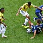  El centrocampista colombiano Wilmar Barrios compite con el delantero japonés Genki Guaraguchi. 