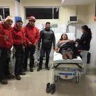  Los excursionistas perdieron el rumbo cuando cayó la noche. Gracias a un teléfono pudieron pedir ayuda. 