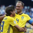  Andreas Granqvist (R) and Gustav Svensson celebran la victoria de Suecia. 
