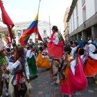  Los comerciantes aprovecharon para llevar danzas tradicionales y frutas a las calles. 