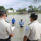  Los policías hicieron una inspección en el lugar. 