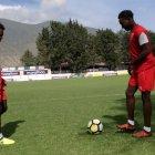  Johan Julio y Julio Anderson  de Liga de Quito durante el entrenamiento en el complejo de Pomasqui. 
