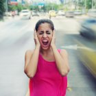  Pitos, música a todo volumen y  gritos de los conductores... estamos frente a una bomba de tiempo. 