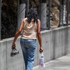  Mujer en el exterior de la sede del SEBIN, en Caracas. 