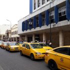  Los choferes profesionales, que no gozaron del respaldo de sus dirigentes, recorrieron con sus vehículos la avenida 25 de Junio. 