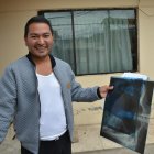  Los resultados de los Rayos X donde observaron una especie de lanza en el pecho. Tanto la doctora como él se quedaron sin habla por el extraño objeto. 