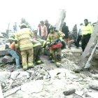  Los bomberos realizan las labores para rescatar a cinco personas que se encuentran atrapadas  