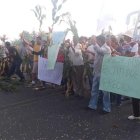  Agricultores quemaron llantas para impedir el paso vehicular.  