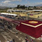  Los veedores del Guinness les señalaron que la alfombra debe tener una determinada inclinación y partir de la propia pirámide y no como había sido concebida hasta ahora. 