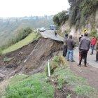  La mitad de la calzada se derrumbó y los vehículos no pueden circular desde la mañana de hoy martes 13 de noviembre. 