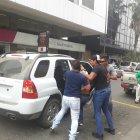  Los agentes policiales, que estaban vestidos de civiles, lograron neutralizar a los sujetos que esperaban a su víctima para que les entregara la cantidad de 16 mil dólares. 