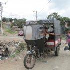  Los habitantes deben elegir entre la caminata y las tricimotos. 