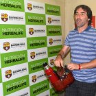  Un Guillermo Almada que pocos ven, con su mate antes del debut del Barcelona.  