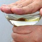  Una de las recomendaciones es sostener el vaso con una mano sobre él. 