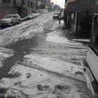  Bastaron aproximadamente veinte minutos de caída de granizo para que las calles y casas del sector de San José, se llenen de hielo y agua. 