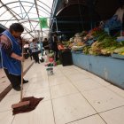  Las comerciantes se pasan limpiando el agua que cae, otras ha sufrido caídas y los usuarios caminan despacio por el lugar. 