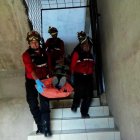  El hombre de 53 años estaba parado sobre un techo de fibrocemento. 