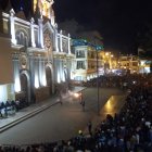  Los lojanos que estaban en el parque central continuaron con la celebración de la noche del peregrino 