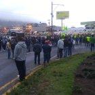  Con camiones algunos choferes bloquearon las vías.  