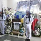  Los marinos acompañaron el féretro.  