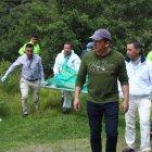  Miembros de la Policía exploraron el área cercana de donde se hizo el hallazgo.  