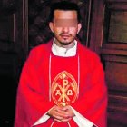  El hombre oficiaba servicios religiosos a domicilio con las vestimentas del clero.  