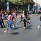  Recursos. Estudiantes con poco presupuesto consumen en locales de comida rápida afuera de la institución.  