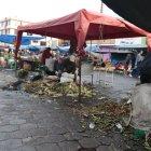  Desperdicios quedan en la calzada luego de que la feria se termina y los animales se acercan. 