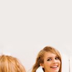  Muchas veces no tenemos tiempo para lavar nuestro pelo y no sabemos qué hacer para no pasar un mal rato.  