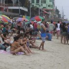  Turistas en las playas de Santa Elena. 