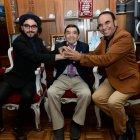  Daniel y Mauricio acompañan a Medardo Luzuriaga (centro) en la sala de su casa. Hijo y nieto siguen el legado del hombre en la música. 