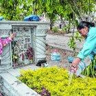  Érika Simbaña muestra los sepulcros más antiguos que tiene el lugar. 