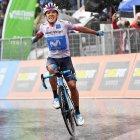  Richard Carapaz cruzó la línea de meta en el Giro de Italia. 