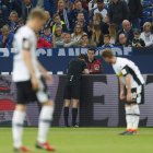  El árbitro verifica un penalty durante un partido de la primera división de la Bundesliga 